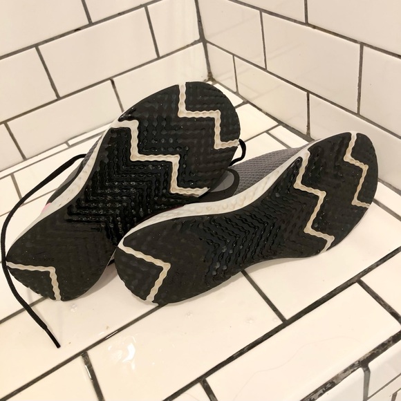 Women’s 6.5 Nike Tennis Shoes Black & Pink - Picture 4 of 5